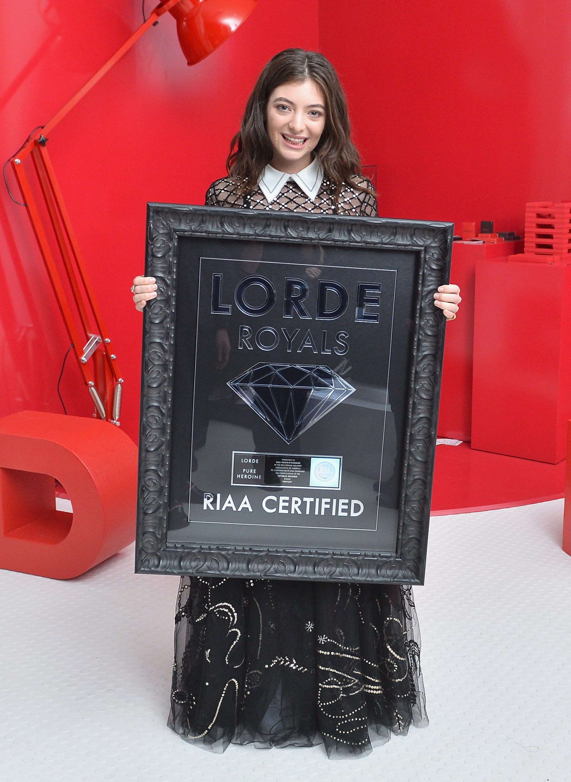 Lorde recibió su primera placa de certificación Diamante de la RIAA