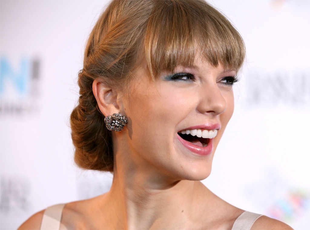 Taylor Swift envía carta y flores a mujeres que contrajeron matrimonio