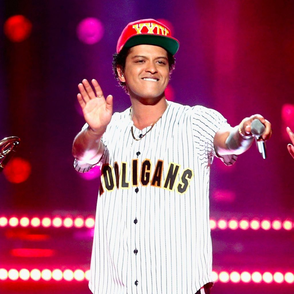Bruno Mars cantó "We Found Love" de Rihanna