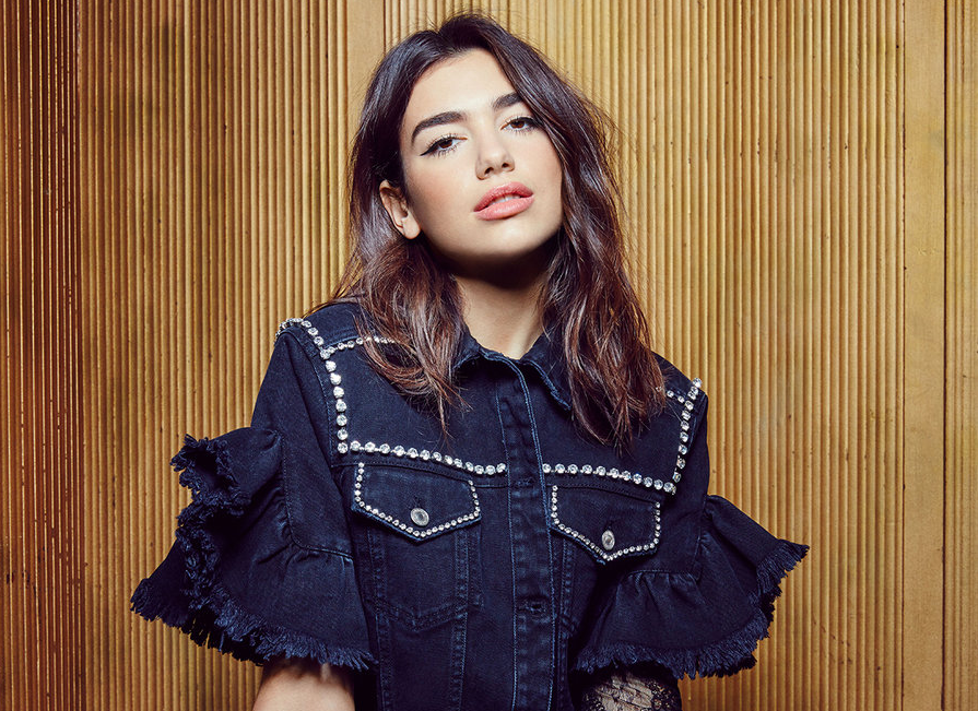 Dua Lipa cantó "IDGAF" junto a varias amigas cantantes