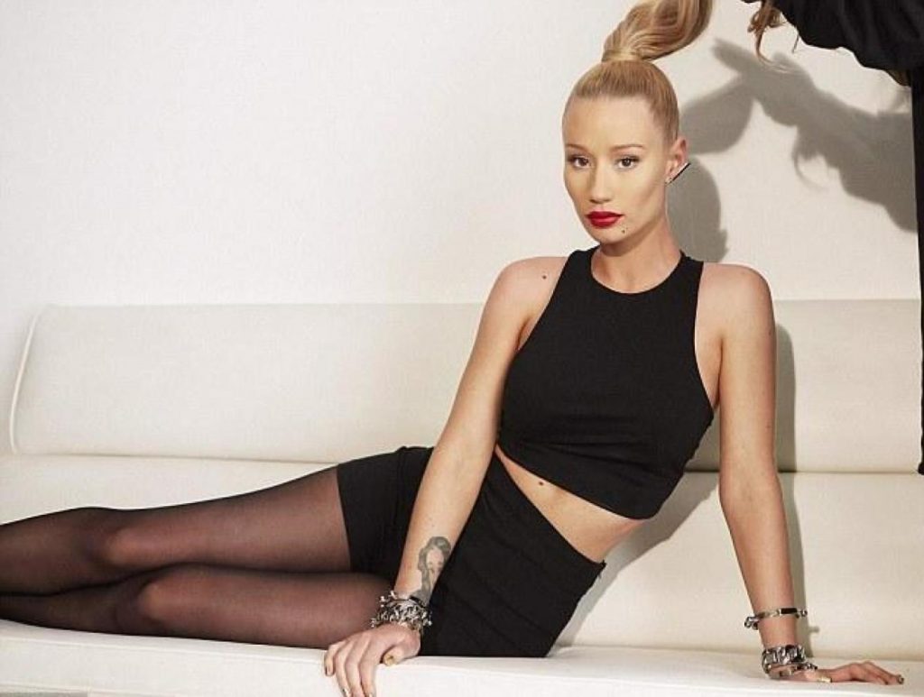 Iggy Azalea le respondió a un hater que sí tiene dinero