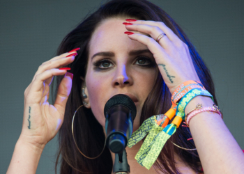 GLASTONBURY, ENGLAND - JUNE 28: Lana del Rey performs on the Pyramid Stage during Day 2 of the Glastonbury Festival at Worthy Farm on June 28, 2014 in Glastonbury, England.  (Photo by Ian Gavan/Getty Images)