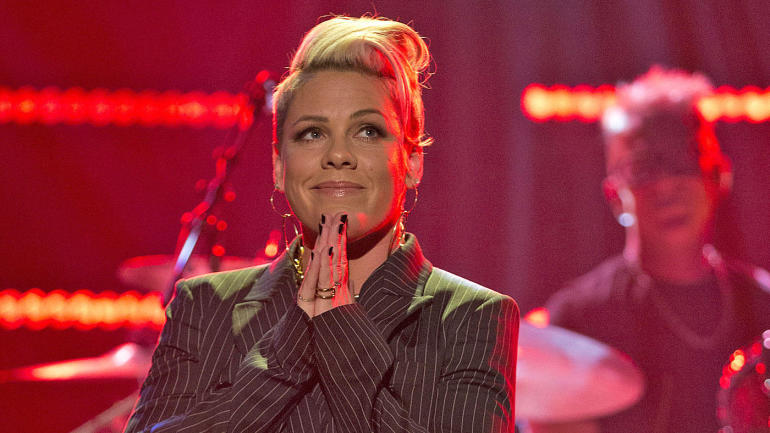 Pink cantará enferma el Himno en el SuperBowl