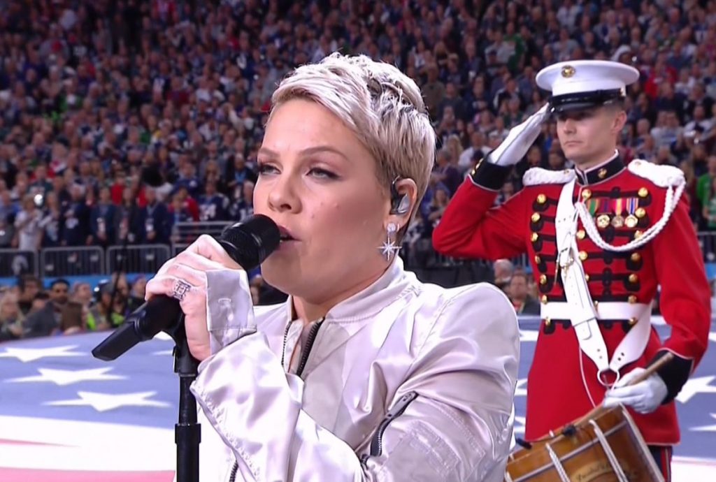 A pesar de estar enferma, P!nk cantó el himno en el Super Bowl