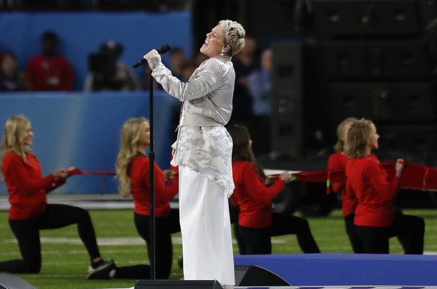 A pesar de estar enferma, P!nk cantó el himno en el Super Bowl