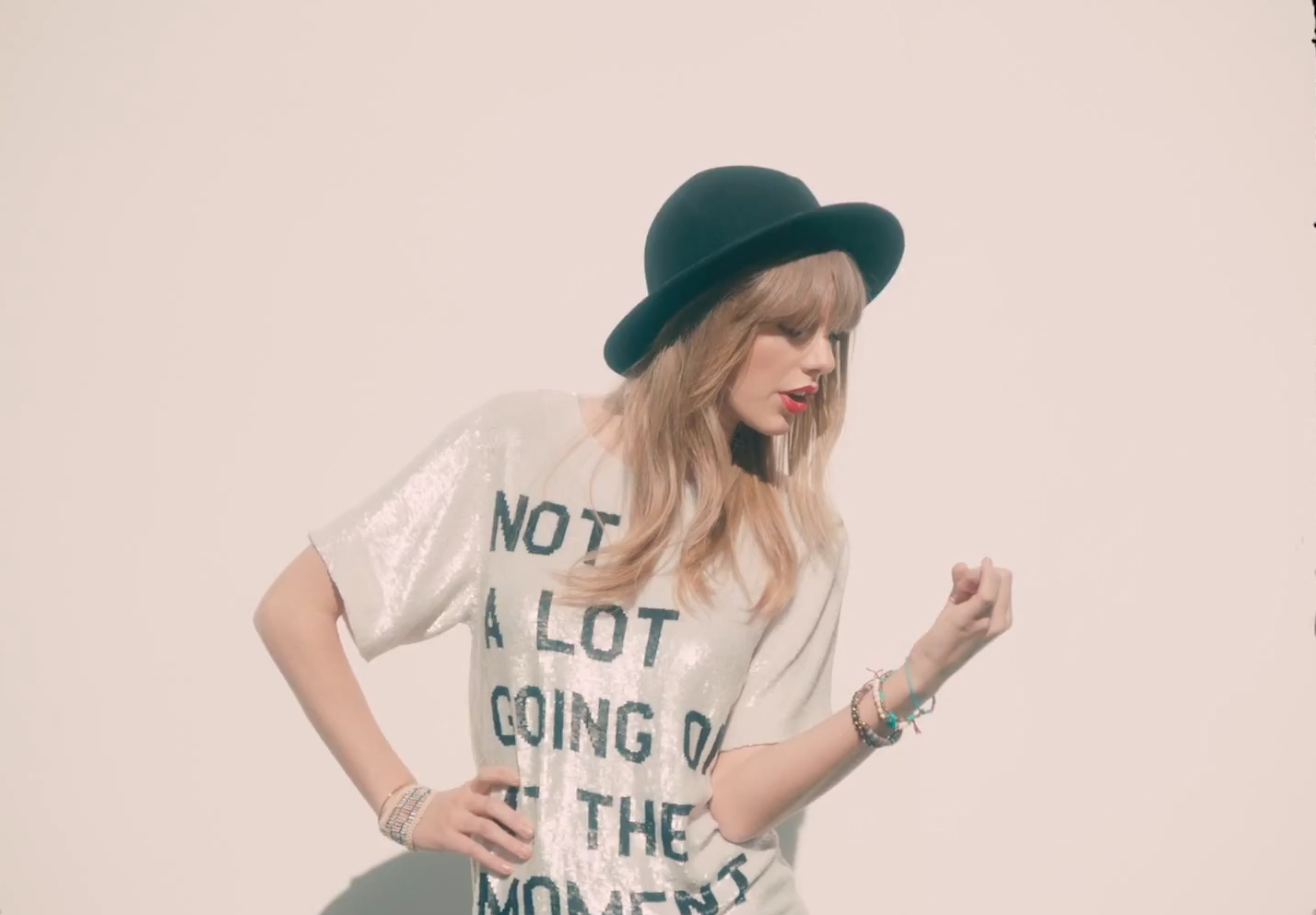 Los 16 looks más memorables de Taylor Swift en vídeos