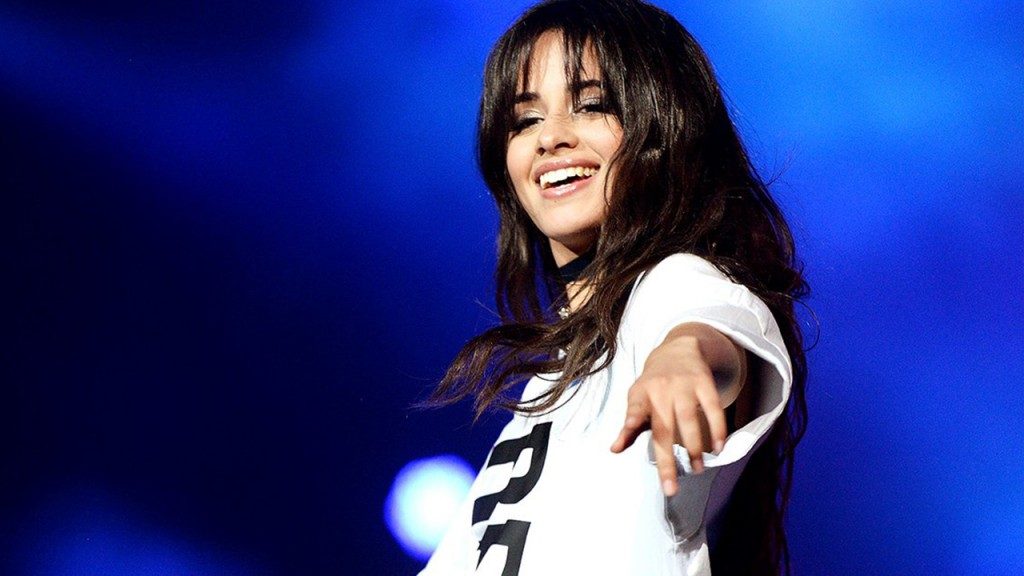 Hater en Chile sube al escenario y empuja a Camila Cabello