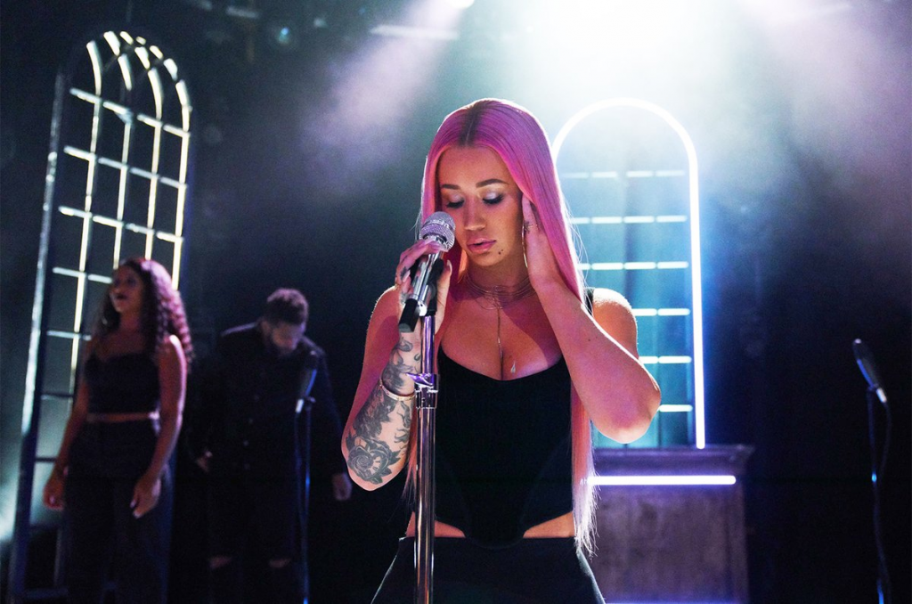 Iggy Azalea cantó Savior en el show de James Corden