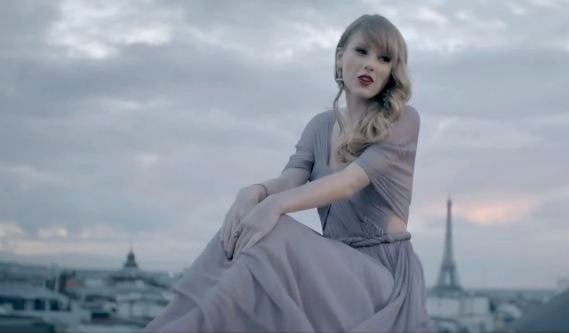 Los 16 looks más memorables de Taylor Swift en vídeos