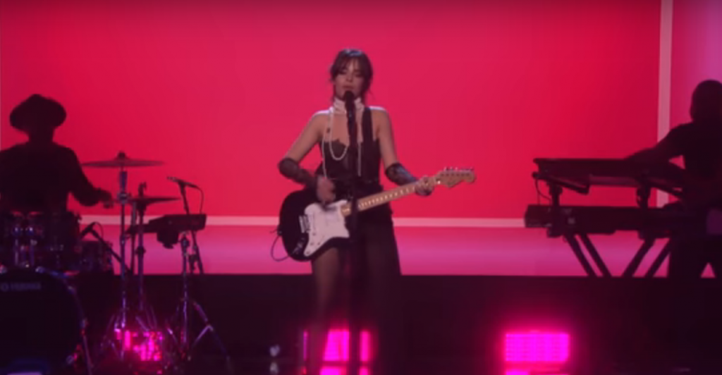 Camila Cabello interpretó la versión de radio de "Never Be The Same"