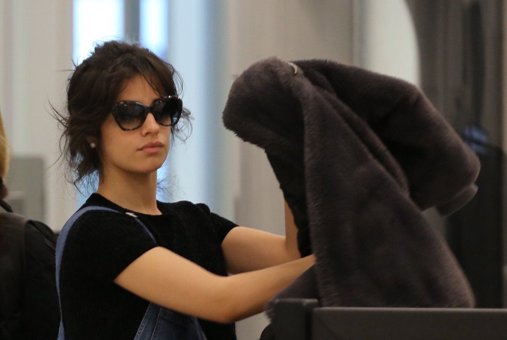 Camila Cabello reacciona al ser perseguida por paparazzis en aeropuerto