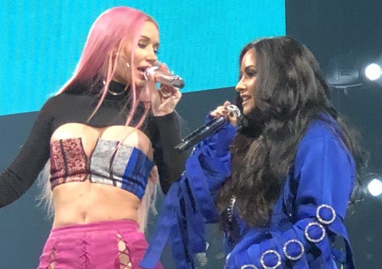 Iggy Azalea interpretó "Savior" junto a Demi Lovato