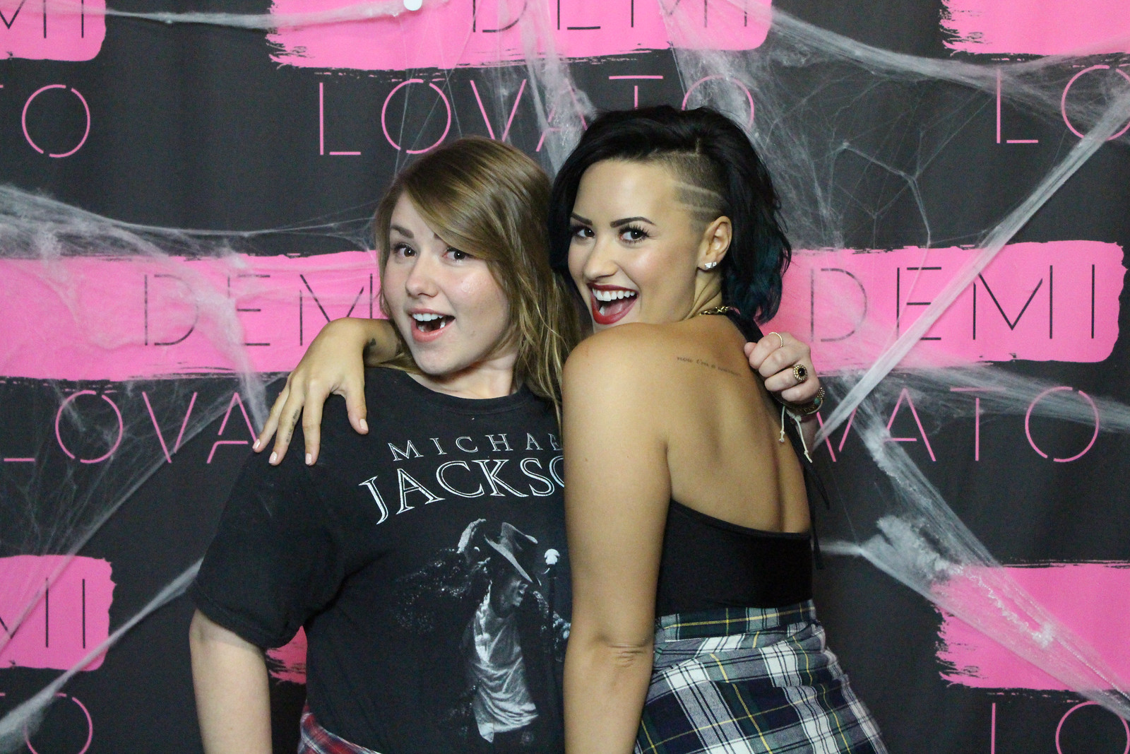 Atacan a Demi Lovato por hacer mala cara después de conocer un fan