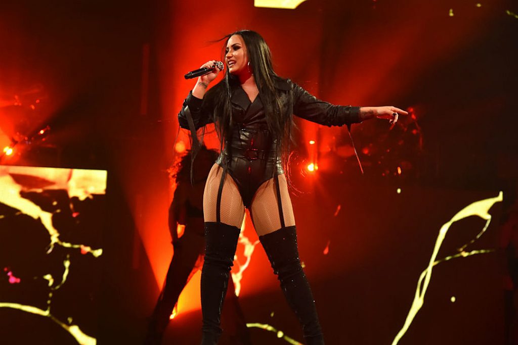Demi Lovato ayudó a pareja gay a comprometerse en uno de sus conciertos