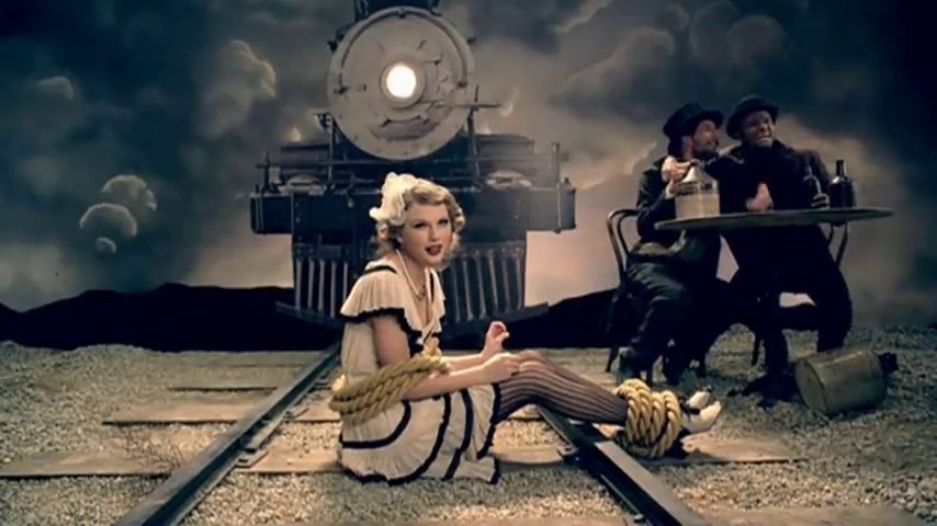 Los 16 looks más memorables de Taylor Swift en vídeos