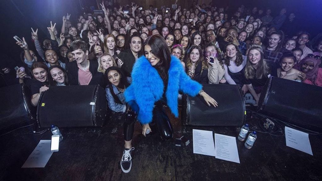 Madison Beer cuidó a una fan que colapsó en pleno concierto.