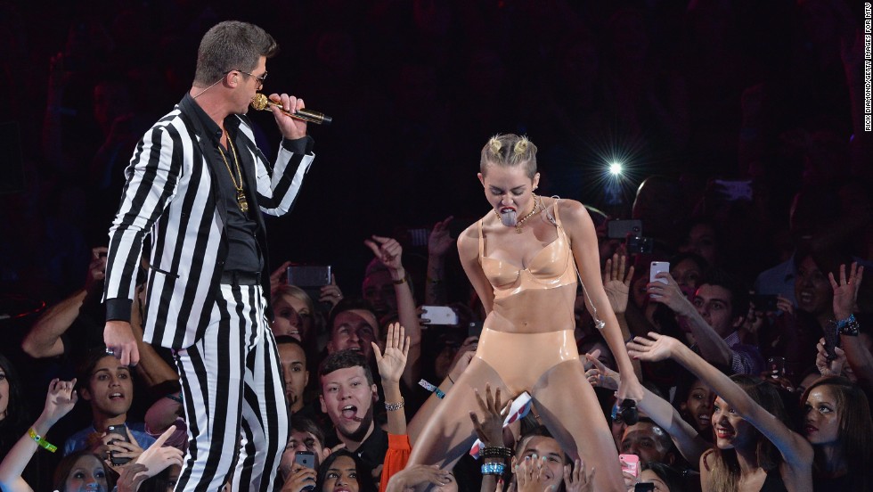 Miley Cyrus revela que su presentación en los VMA le causo serios problemas de autoestima