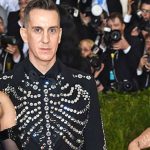 Demi Lovato revela haber salido de la MET Gala a la Asociación de Alcohólicos Anónimos