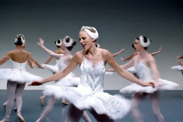 Los 16 looks más memorables de Taylor Swift en vídeos