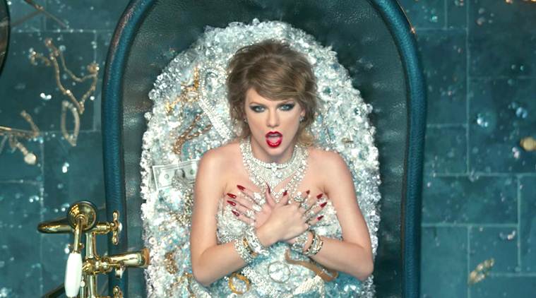 Los 16 looks más memorables de Taylor Swift en vídeos