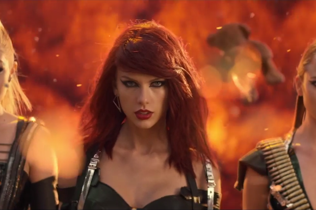 Los 16 looks más memorables de Taylor Swift en vídeos