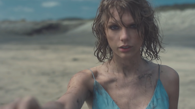 Los 16 looks más memorables de Taylor Swift en vídeos