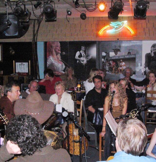 Taylor Swift hace su regreso al bar donde la descubrieron por primera vez