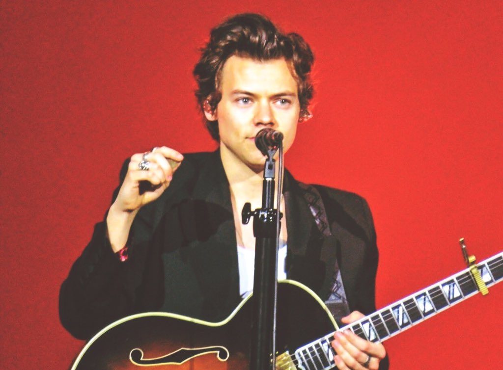 ¿Qué es ese extraño bulto que le apareció a Harry Styles en el pantalón, a mitad de concierto?