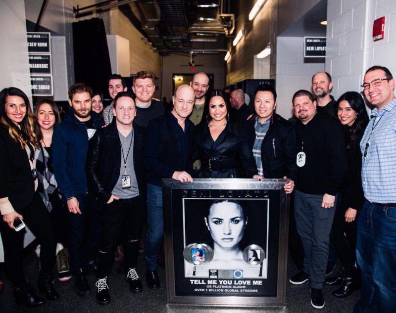 Demi Lovato recibe su primera placa de certificación platino por un álbum en EE.UU.