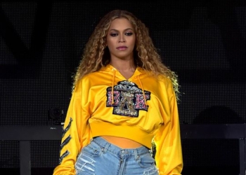 Beyoncé se cayó en medio de su show en el Cochaella