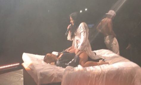 Demi Lovato y Kelahni se besaron en concierto