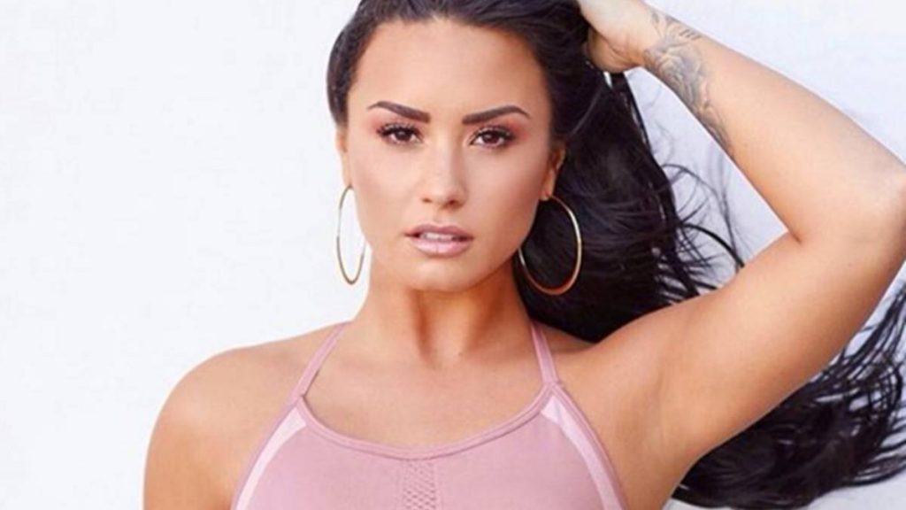 En nuevas fotos, Demi Lovato presume su celulitis y sus estrías