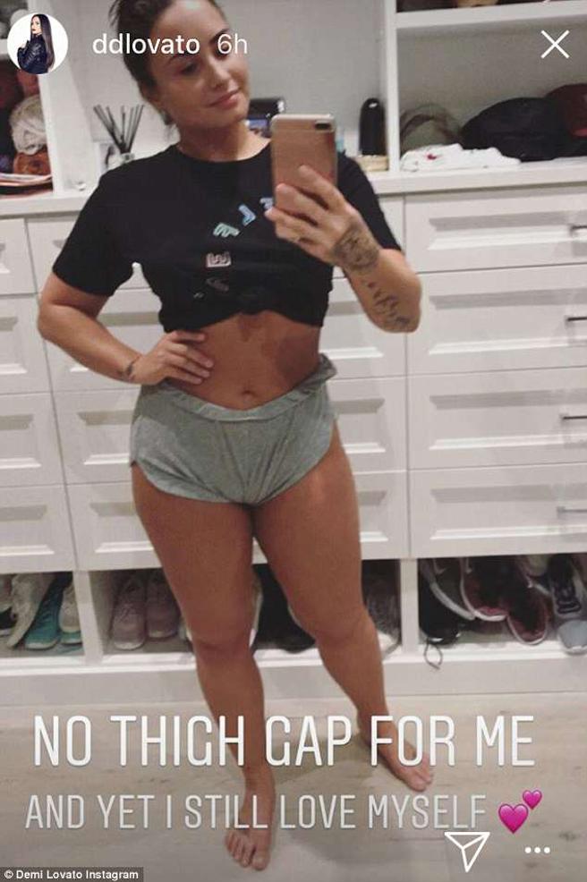 En nuevas fotos, Demi Lovato presume su celulitis y sus estrías