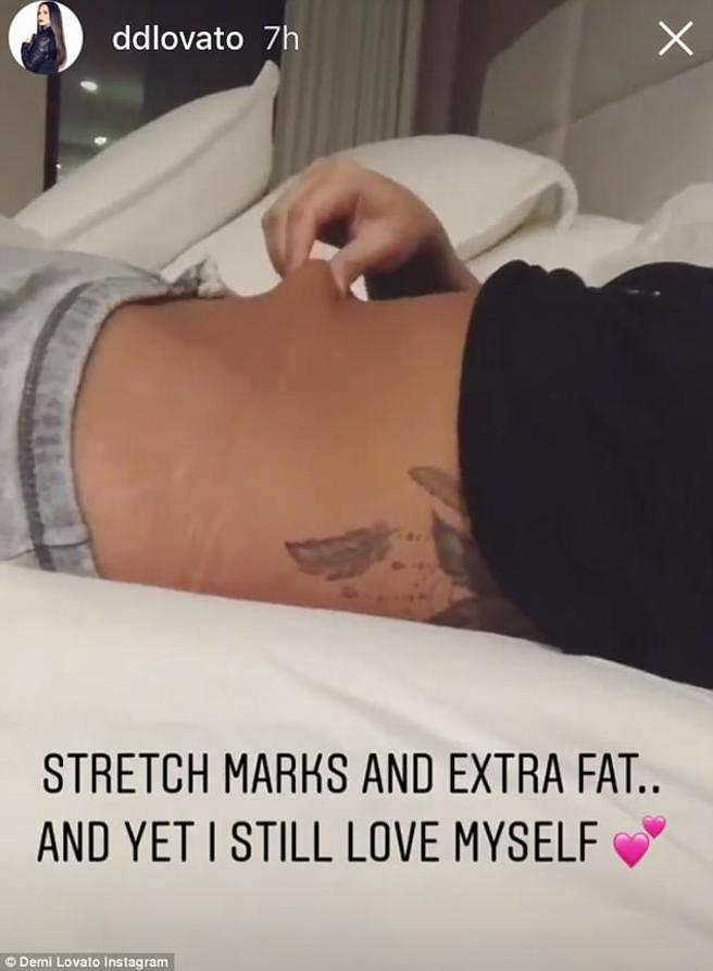En nuevas fotos, Demi Lovato presume su celulitis y sus estrías