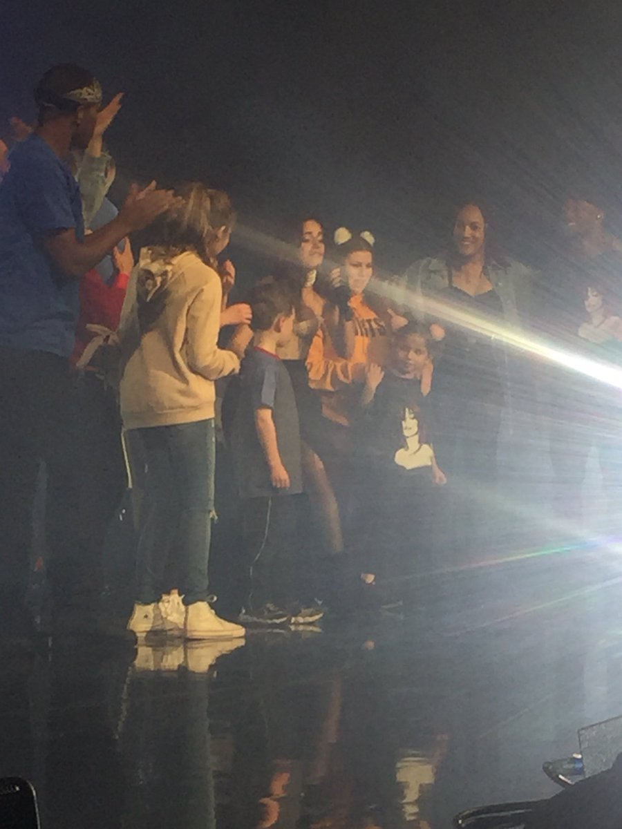 Camila Cabello subió al niño meme, Gavin, al escenario de su gira Camila Cabello subió al niño meme, Gavin, al escenario de su gira