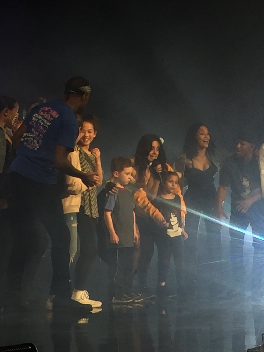 Camila Cabello subió al niño meme, Gavin, al escenario de su gira