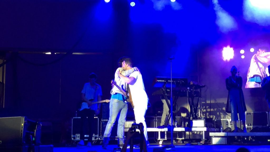 Por primera vez en años, los Jonas Brothers se reunieron para cantar "Lovebug"