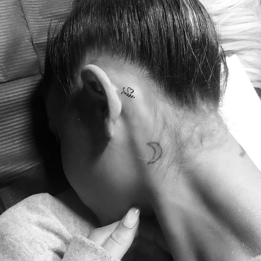 Ariana Grande se hizo tatuaje en homenaje a las víctimas de Manchester
