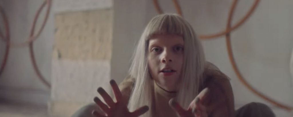 Aurora revela el vídeo de Queendom su nuevo sencillo