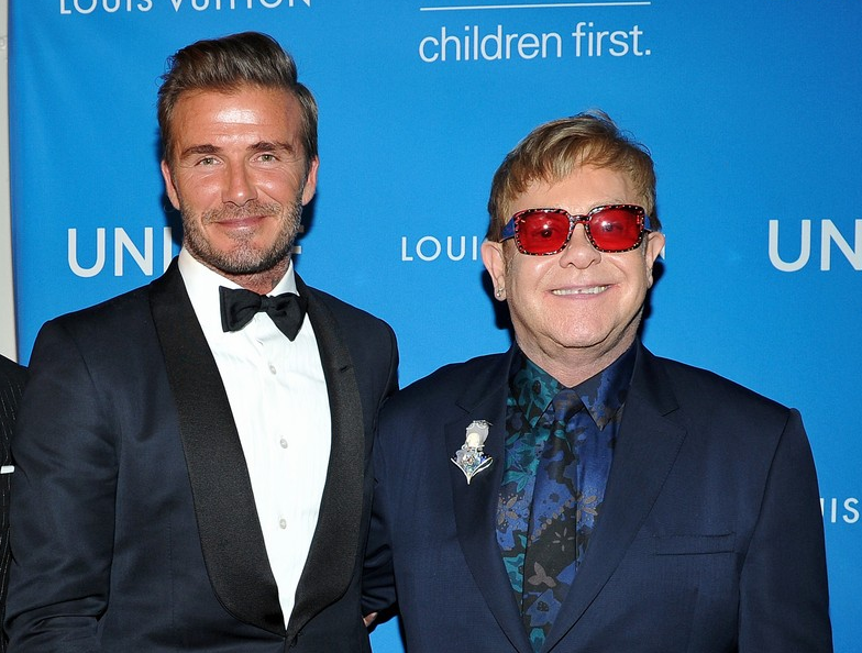 David Beckham y Elton John se besaron en la Boda Real