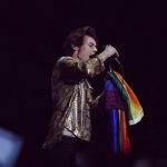 Harry Styles se enfrenta al gobierno de Singapur y levanta la bandera LGBT