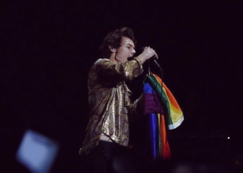 Harry Styles se enfrenta al gobierno de Singapur y levanta la bandera LGBT
