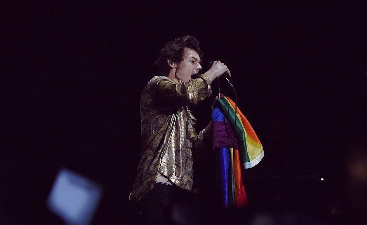 Harry Styles se enfrenta al gobierno de Singapur y levanta la bandera LGBT