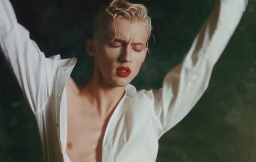 Troye Sivan estrenó el vídeo de “Bloom”