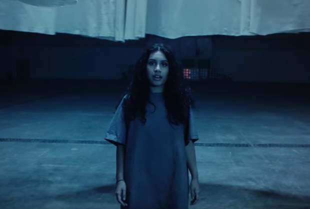 Alessia Cara lanzó el vídeo musical de “Growing Pains”