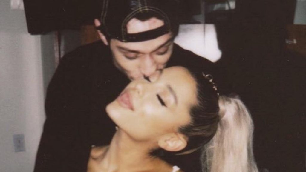 Ariana Grande confiesa que aun sigue enamorada de Pete Davidson