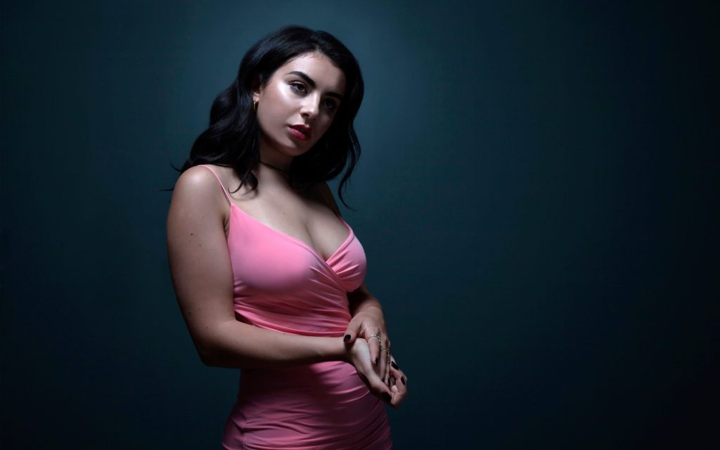 Charli XCX revela adelanto del vídeo de “5 in the Morning”