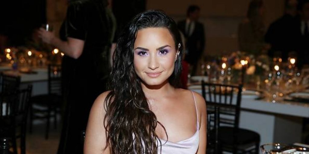 Demi Lovato es criticada por contratar a alguien para manosear a un amigo sin su permiso