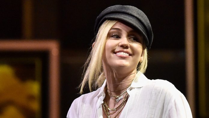 Miley Cyrus se presentó en premiación para homenajear a George Clooney