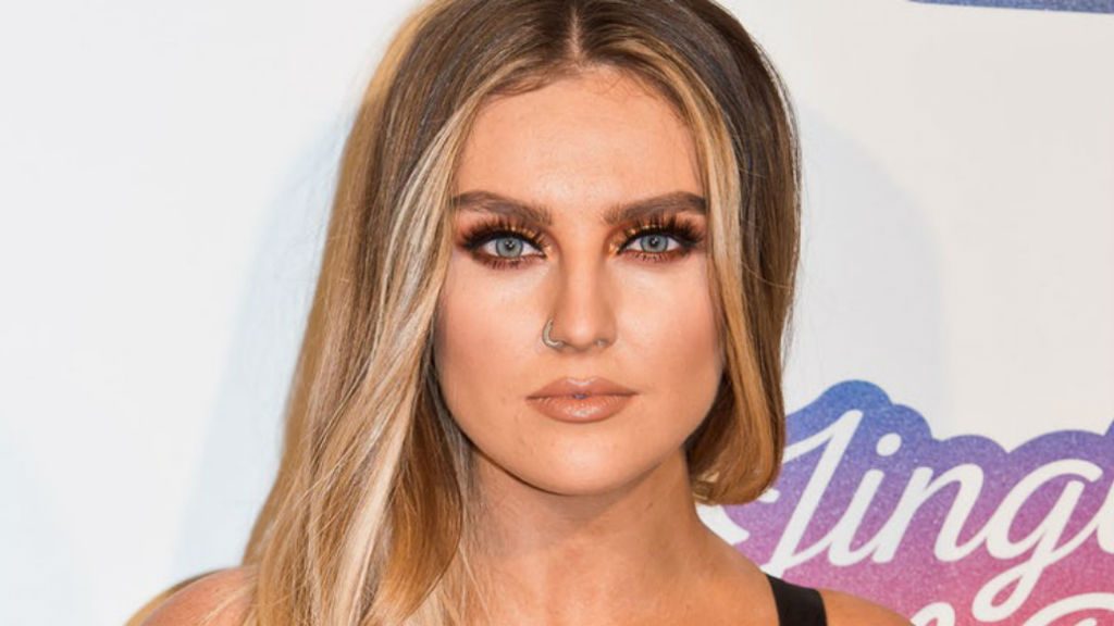 Perrie Edwards se muestra orgullosa de su gran cicatriz en el estomago